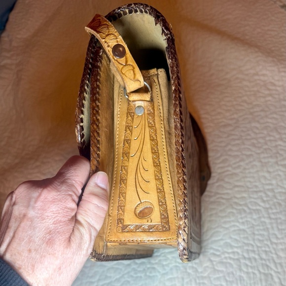 Hand tooled Leather Handbag with adjustable strap - Picture 4 of 14